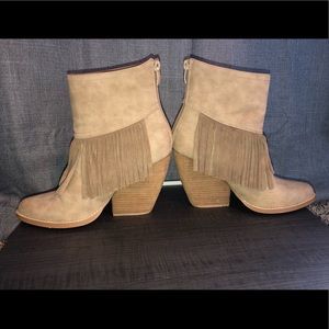 Very volatile boots👢